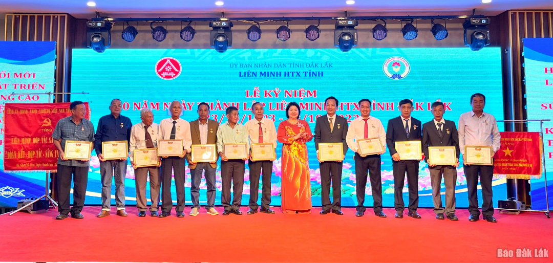 trao kỷ niệm chương